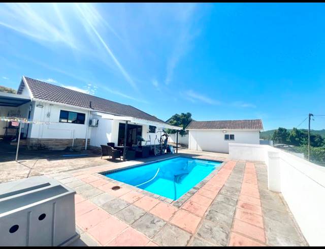 3 BEDROOM HOUSE FOR SALE IN BISLEY